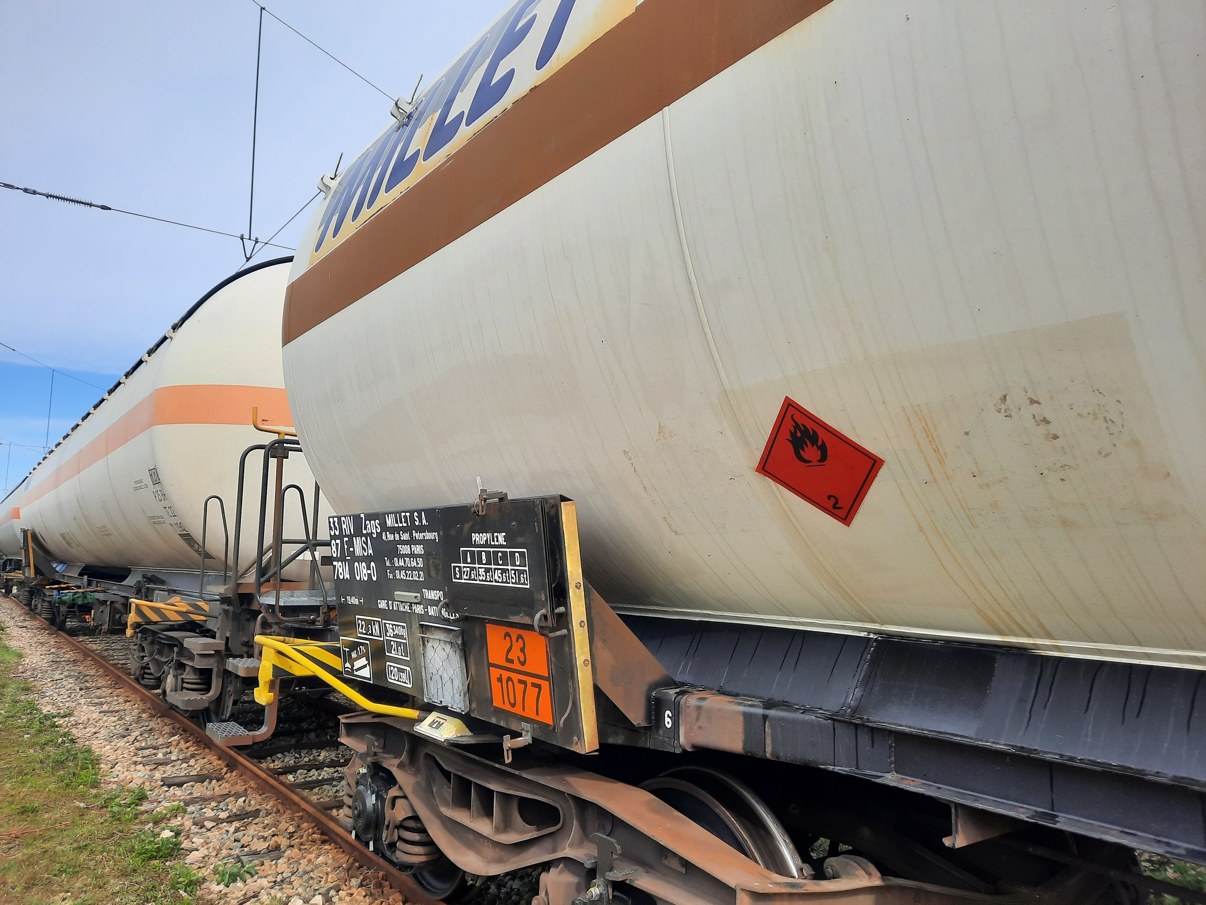 Photo d’un convoi de wagon-citerne contenant un gaz inflammable.