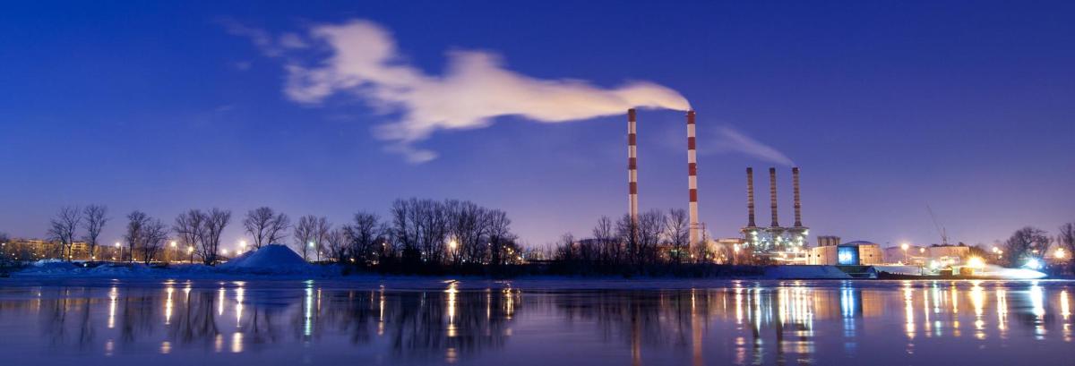 Une usine au bord d'un fleuve