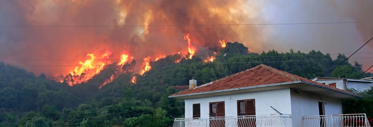 Feu devant une habitation