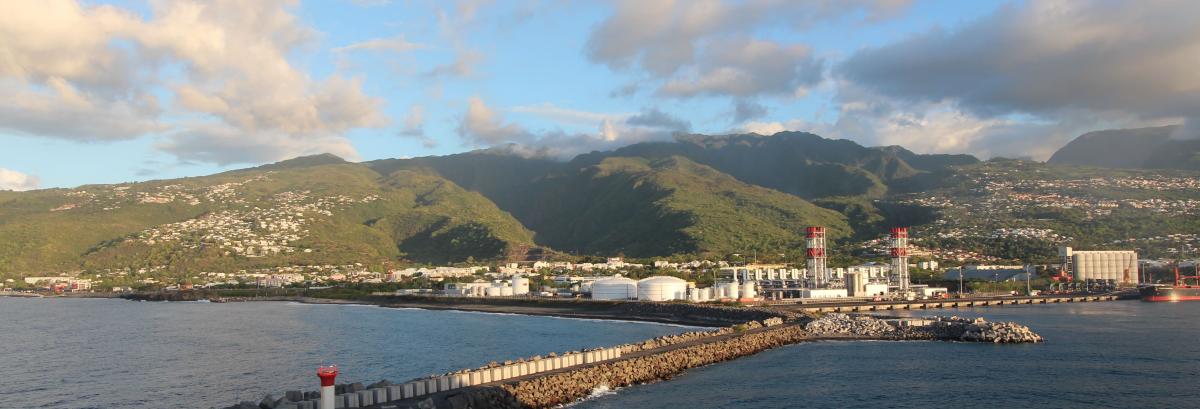 Installations industrielles visibles sur une portion de littoral