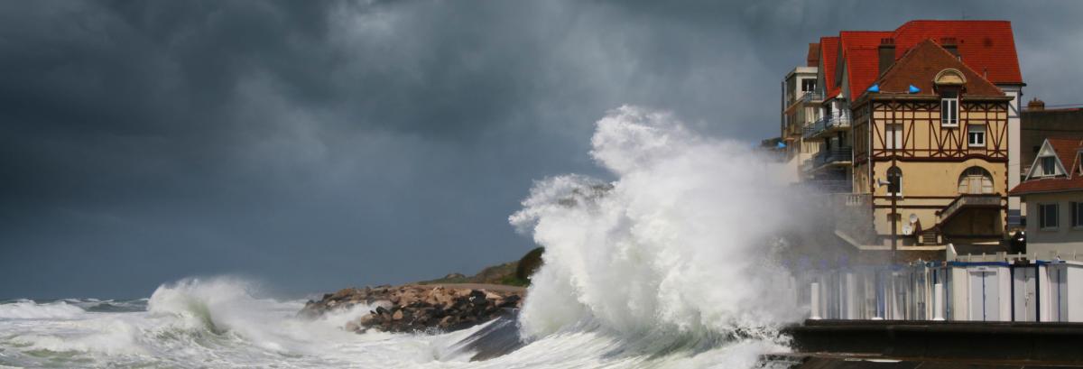 Tempête frappant une maison sur la côte