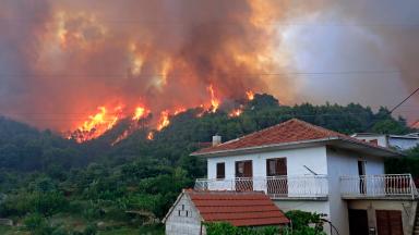 Feu devant une habitation